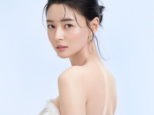 『梨泰院クラス』のクォン・ナラ、「驚異の美背中」が話題に！ 【PHOTO】