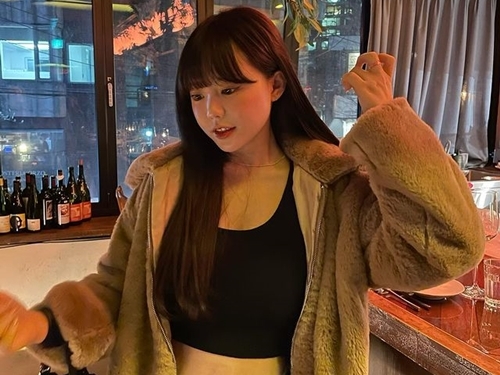 「父の借金30億ウォン」で話題となった韓国女性ユーチューバー、“純白”ウェディングドレス姿公開【PHOTO】