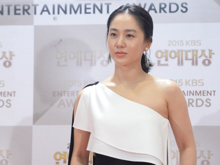 『オクニョ』で悪女ナンジョン演じた女優パク・チュミ、“ガウン”姿で奇跡の童顔っぷりを見せつける【PHOTO】