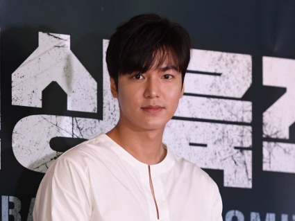 『ザ・キング』主演イ・ミンホの“くしゃくしゃ笑顔”に反響！ 「癒しでしかない」【PHOTO】