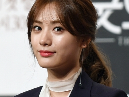 “世界1位”の韓国女優ナナ、再びタトゥー写真を投稿！デコルテに入ったタトゥーに「本物!?」【PHOTO】