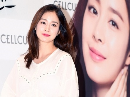 もうすぐ43歳!? “韓国で最も美しい女優”キム・テヒ、久しぶりの近況写真で童顔美貌【PHOTO】