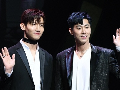37歳になった東方神起ユンホ、チャンミンとの“仲良しツーショット”にファンもメロメロ「尊い…」【PHOTO】