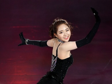 韓国女子フィギュアのチェ・ダビン、真っ赤なオフショル姿で“海辺の青春”ショット【PHOTO】