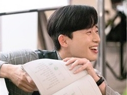 『キム秘書』パク・ソジュン、台本チェックと休憩時間のギャップも魅力的すぎた！【PHOTO】