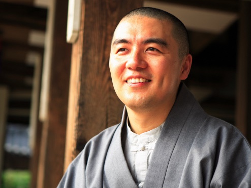 「仏の教えを知らない泥棒」“セレブ生活”がバレて活動中断した韓国の僧侶、3年3カ月で復帰へ