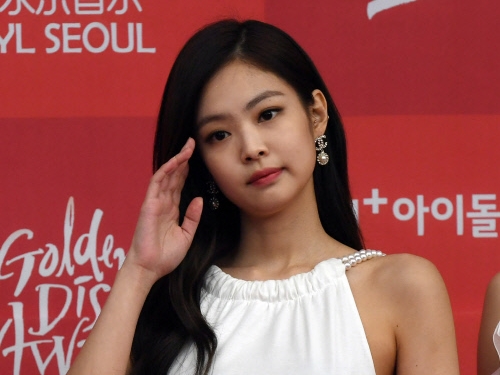 BLACKPINKジェニーが『イカゲーム』の撮影現場に出没!? 主演イ・ジョンジェも「ファンになった」【PHOTO】