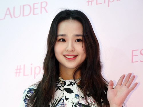 “国民の妖精”と呼ばれた元アスリートのソン・ヨンジェ、パリのハネムーンに浮かれた甘々な表情【PHOTO】