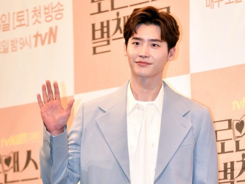 俳優イ・ジョンソク、“三流弁護士”となって帰ってきた！新ドラマのスチールカットを初公開