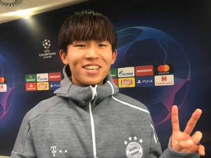 バイエルンFWの私服姿にファンも注目！「モデルみたい」【PHOTO】