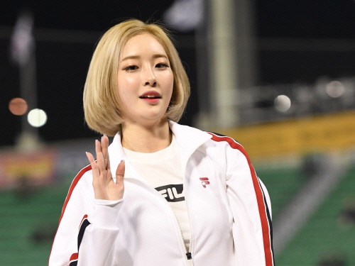 スタイル際立つ“レギンス姿”にドキッ…韓国美女チアリーダーの2ショットに反響続々【PHOTO】