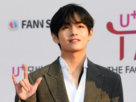 BTSのV、圧倒的支持率で「黒髪の似合うスター」1位に！ 2位はRed Velvetアイリーン
