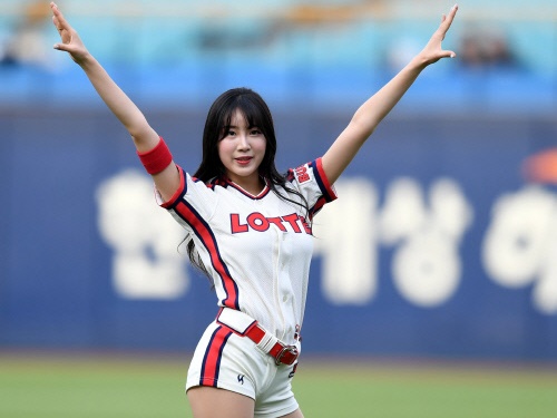 韓国の人気チアガール、華奢な肩あらわな衣装SHOTに反響「この世の美貌ではない」「女神？」【PHOTO】
