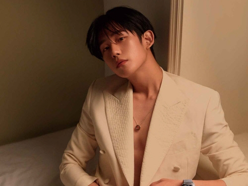 若手俳優チョン・ヘイン、最新グラビアで程よい“男の色気”発散！【PHOTO】