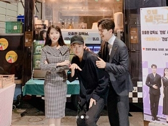 除隊した俳優キム・スヒョン、IU＆ヨ・ジングとの仲良し3ショットで“おどけた顔”