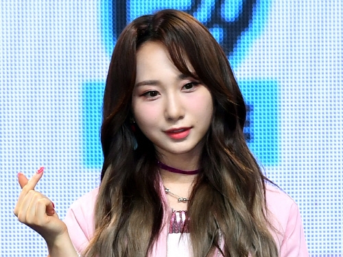 AKB48出身！ 韓国でも人気の高橋朱里、「可愛すぎる」上目遣いに反響【PHOTO】