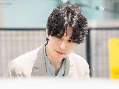 俳優イ・ドンウク、ダンディな魅力が炸裂する『他人は地獄だ』オフショット公開