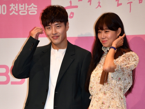 コン・ヒョジン＆カン・ハヌル主演の韓ドラ『椿の花咲く頃』、監督が伝える“4-4-2戦術”とは？