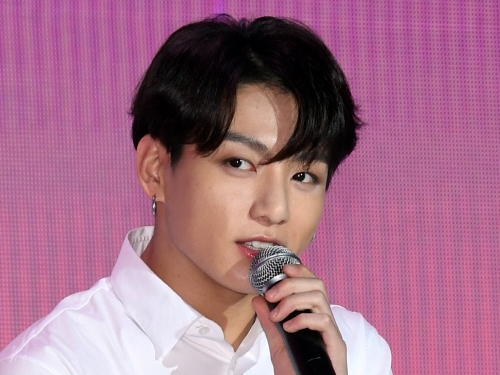 BTSジョングクと熱愛説の女性、SNSにコメント「ただ仲いい友だち程度」
