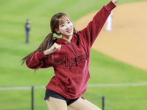 思わず二度見のダイタン美貌！韓国人気チア、キム・ハンナにファンメロメロ「敬意を表します」【PHOTO】