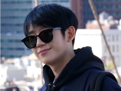 俳優チョン・ヘインが敏腕カメラマンに？ 旅行バラエティで見せた多彩な魅力