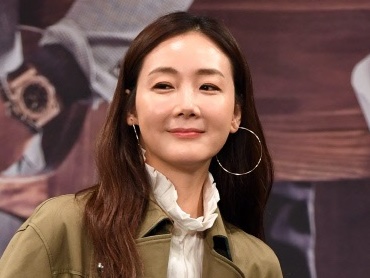 チェ・ジウ（48）、純白デコルテ＆二の腕をあらわに…衰え知らずの“20代ビジュアル”にファンも絶賛【PHOTO】