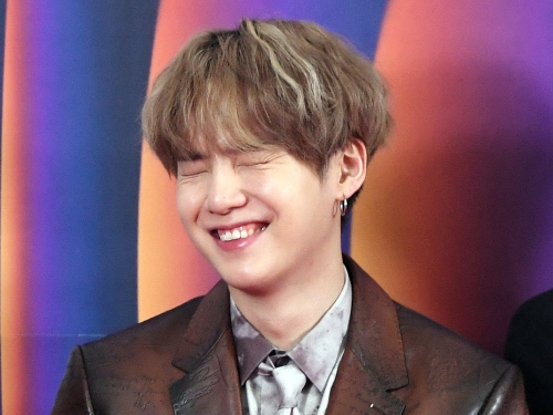 BTSのSUGA、知的な眼鏡姿に絶賛の声続出！ 「存在がダイナマイト」「可愛くて無理」【PHOTO】