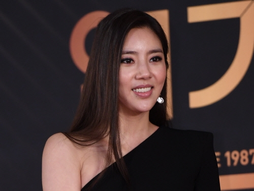 『椿の花咲く頃』名脇役ソン・ダムビ、俳優ソンフンとの熱愛説に言及