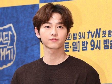「端正な七三ヘアにドキッ！」 俳優ソン・ジュンギの“極上タキシード姿”に反響【PHOTO】