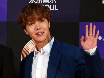 「ちょっと待って？」BTSのJ-HOPE、突然の“黒髪イメチェンSHOT”にファン驚愕【PHOTO】