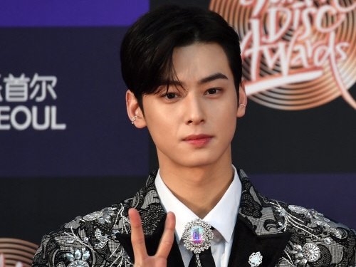 「あざとい…」“顔天才”ASTROチャ・ウヌ、ダウン×モコモコマフラーで見せた“愛らしさ”【PHOTO】