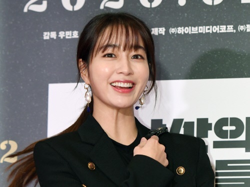“イ・ビョンホンの妻”女優イ・ミンジョンに花束のプレゼント！誕生日を前倒しで祝った“お相手”とは【PHOTO】