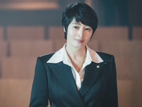 女優キム・ヘスが『シグナル』以来4年ぶりにドラマ復帰。今度は弁護士役で魅力発散！