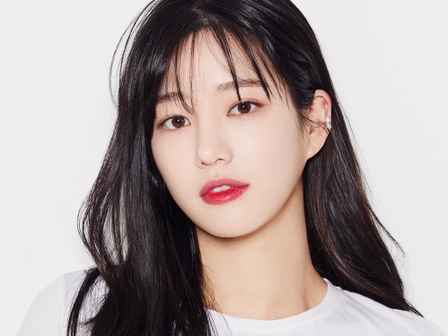 JUNG KOOKとの“熱愛デマ”が浮上した『チャングム』女優の娘イ・ユビ 、ニーハイで絶対領域を披露 【PHOTO】