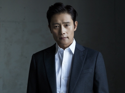 俳優イ・ビョンホン、ヒット中の主演映画『南山の部長たち』への思い【インタビュー後編】