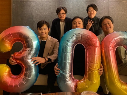 イ・ビョンホン主演の『南山の部長たち』、公開6日目に観客動員300万突破！“メガヒットの予感”