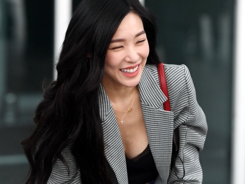 【写真】少女時代ティファニー、高貴な黒ストッキングで魅せる“超絶美脚”と“メリハリボディ”