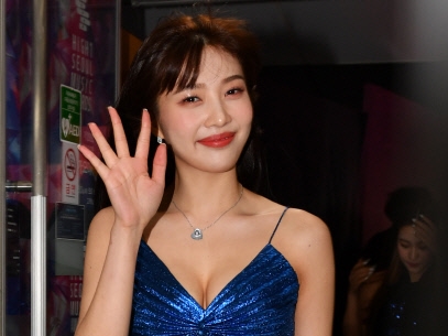 【写真】Red Velvetジョイ、美背中があらわになった黒ワンピ姿に絶賛の嵐「どこまで美しくなるの？」