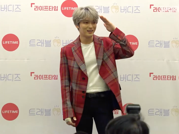 【動画】歌手ジェジュン、右腕のギプス姿でフォトセッションに登場。どんなポーズだった？