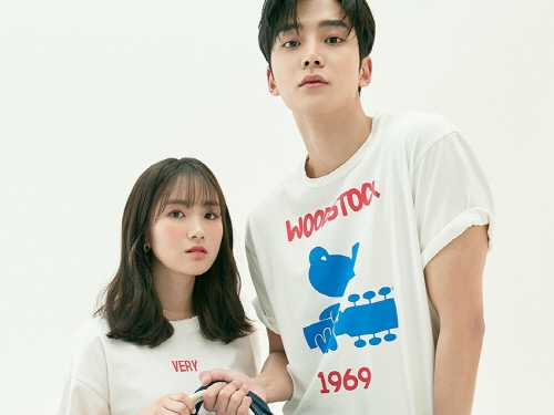 この身長差に“ドキッ”。女優キム・へユン＆SF9ロウンが爽やかカップルコーデを披露【PHOTO】