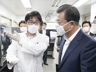 「日本の産経新聞も韓国のコロナ対策に注目。模範事例を紹介」と韓国メディア