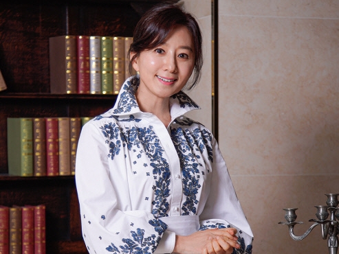 『夫婦の世界』主演のキム・ヒエ、記者会見での優雅なオフショット公開【PHOTO】