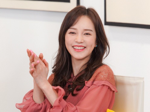 【写真】“美しき丸刈り”ICONIQの名で知られるアユミ、圧巻美貌のウェディングドレス姿公開「お幸せに…」