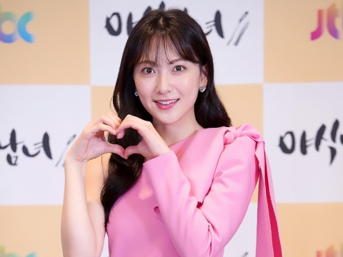 【写真】「珍しい！新鮮」KARAジヨン、ミニスカートから“真っ白美脚”がすらり