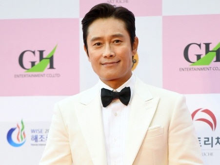 “突然のアメリカ行き” 俳優イ・ビョンホン、SNSでの近況報告に「やっぱり韓国を代表する俳優」の声【PHOTO】