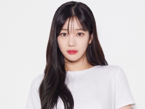 【写真】「布の面積少なくない…？」『チャングム』美人女優の娘イ・ユビ、“背中ぱっくり”のミニワンピ姿