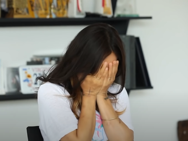 歌手イ・ヒョリが番組収録中に号泣。少女時代ユナとの“カラオケ騒動”について言及