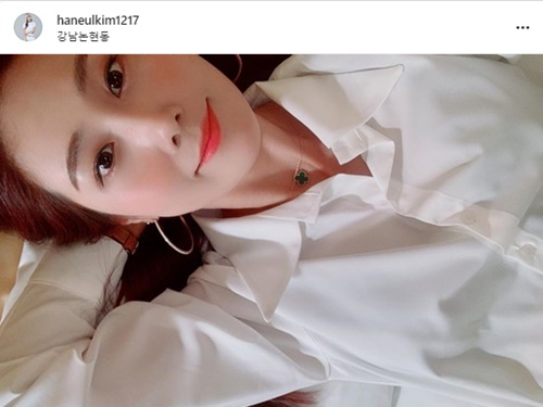 「いつも美しい」“ほほ笑み女王”キム・ハヌルが寝そべり自撮りでファンを魅了！【PHOTO】