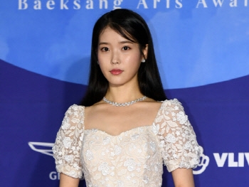 「可愛すぎてしんどい」歌手IU、キュートな“舌ペロ姿”にファン悶絶。ニューヘアにも注目！【PHOTO】