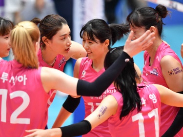 韓国女子バレーの“美人すぎる双子”、高熱が出てコロナ検査受けたが陰性判定でほっと一息